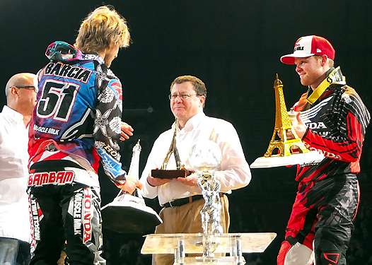 <b>Jacques Bolle - Président de la FFM, remet le Trophée de 'King of Bercy 2013' à Justin Barcia - Honda (photo Yume.com)</b>