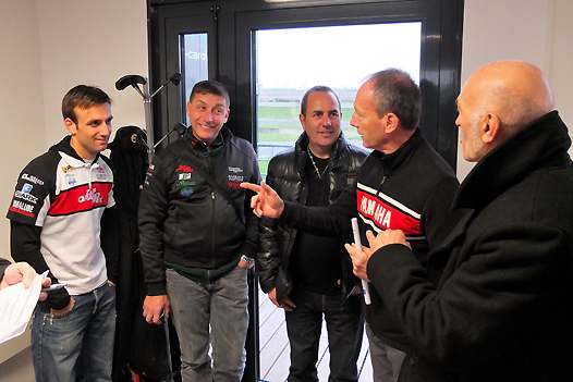<b>Quand des pilotes de toutes générations se rencontrent, qu'est ce qu'ils se racontent ? Christian Sarron - Détection FFM et Bernard Fau - ancien pilote de GP en conversation avec Johann Zarco - Moto2 Caterham et Laurent Fellon - Z&F Grand Prix. Au milieu, Philippe Nicolas, vaillant patron de la Concession Yamaha Dubois Motos Nîmes (photo Yume.com)</b>