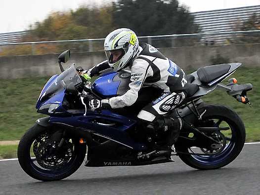 <b>Premiers tours de roue du jeune Mickaël Coupé sur une Yamaha R6 (photo Yume.com)</b>