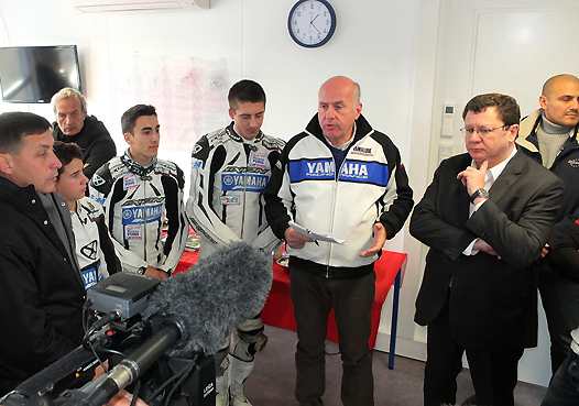 <b>Eric De Seynes - PDG Yamaha Motor France et Jacques Bolle - Président de la FFM annoncent la décision du Grand Jury aux pilotes (de gauche à droite) : Mickaël Coupé, Hugo Clere et Anthony Dumont (photo Yume.com)</b>