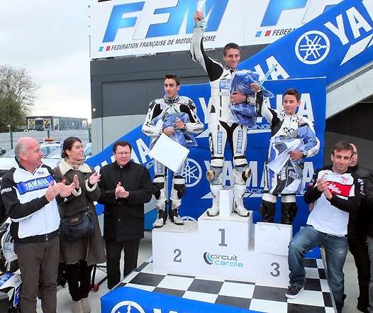 <b>Le podium (de gauche à droite) : Eric De Seynes - PDG Yamaha Motor France, Marion Déchamps - Bridgestone, Jacques Bolle - Président de la FFM, Hugo Clere, Anthony Dumont, Mika Coupé et Johann Zarco (photo Yume.com)</b>