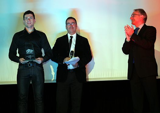 <b>Sylvain Barrier - BMW, vainqueur de la Coupe du Monde FIM Superstock 1000cc 2013, Rémy Tissier et Jean-Marc Desnues - Vice-Président de la FFM (photo Jean-Paul Ancion/FFM)</b>