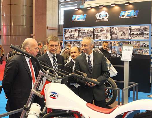 <b>Philippe Thiebaut - Directeur Technique National FFM reçoit sur le stand FFM Eric De Seynes - Président de la branche Moto de la CSIAM et Frédéric Péchenard – Délégué Interministériel à la Sécurité Routière (photo Yume.com)</b>
