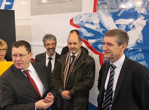 <b>Jacques Bolle - Président de la FFM, reçoit sur le stand FFM (de droite à gauche) : Frédéric Péchenard – Délégué Interministériel à la Sécurité Routière, Frédéric Fabre – Président CSNM et Patrick Jacquot – Président GEMA Prévention (photo Yume.com)</b>