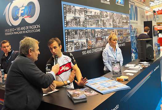 <b>Johann Zarco en pleine séance de dédicace sur le stand FFM (photo Yume.com)</b>