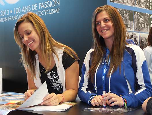 <b>Livia Lancelot et Ornella Ongaro en pleine séance de signature sur le stand FFM (photo Yume.com)</b>