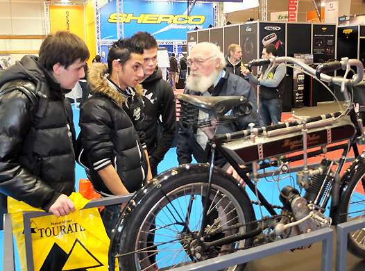 <b>Transmission du savoir entre le puits de science moto qu'est Charles Krajka et des élèves d'un lycée technique (photo Yume.com)</b>