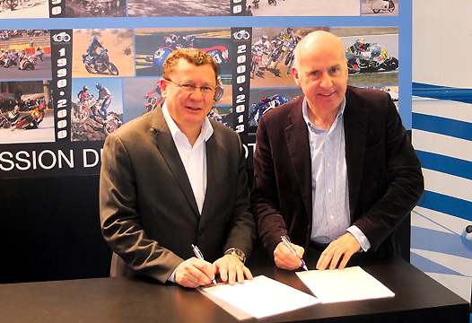 <b>Jacques Bolle et Eric de Seynes entérinent le renouvellement de l'accord entre la FFM et Yamaha pour la fourniture en motos de l'Equipe de France EEAT-FFM (photo Yume.com)</b>
