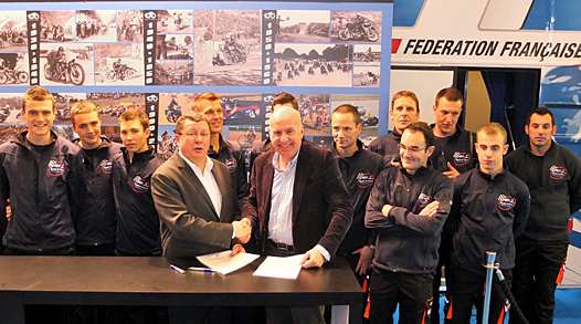 <b>Les signataires et l'Equipe de l'EEAT-FFM au grand complet (photo Yume.com)</b>