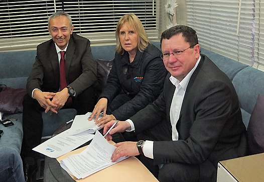 <b>Signature de la Convention entre la FFM et la société IFO-GA en présence de Philippe Thiebaut - Directeur Technique National FFM, Agnès Giro - Directrice de IFO-GA et Jacques Bolle - Président de la FFM (photo Yume.com)</b>