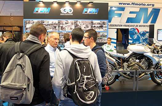 <b>Christian Sarron toujours disponible à converser avec les visiteurs (photo Yume.com)</b>