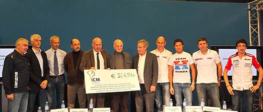 <b>Le Professeur Saillant reçoit un don des mains d'Eric de Seynes - CSIAM, au côté de Thierry Hesse - Commissaire Général du Salon, au nom des professionnels réunis au Salon (photo Yume.com)</b>