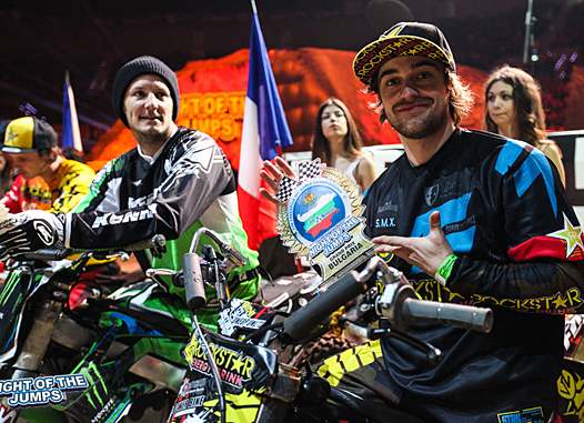 <b>Rémi Bizouard – Kawasaki et David Rinaldo - Yamaha (photo Nightofthejumps.com)</b>
