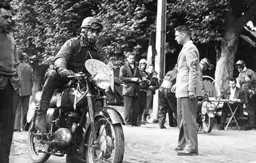 <b>Benjamin Savoye au départ d'un rallye Paris-Nice en 1952.</b>