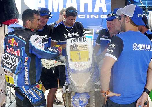 <b>Cyril Despres - Yamaha avec le staff Yamaha (photo Pascal Haudiquert/Mediacross)</b>