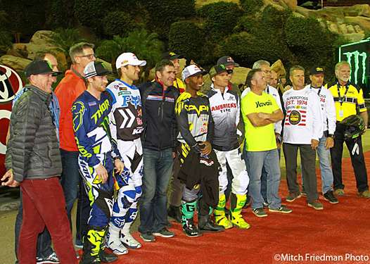 <b>Jean-Michel Bayle au milieu des anciennes gloires du Supercross US et entouré des quatre meilleurs pilotes du moment : Ryan Villopoto, Ryan Dungey (à sa droite) et James Stewart, Chad Reed (à sa gauche)</b>