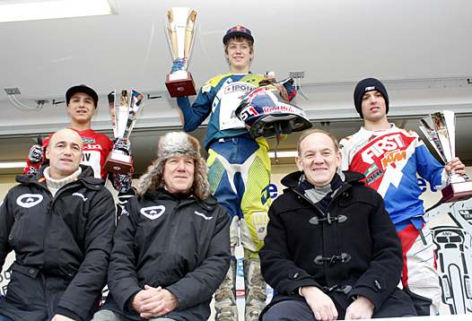 <b>Podium de l'Enduropale Jeunes : Jean-Pierre Mannucci - Yamaha, Ben Watson - KTM et Anthony Bourdon - KTM, entourés par Denis Caloin - Chargé des Sports à la Mairie du Touquet Paris-Plage, Bernard Baudoux - Président d’ETO et Daniel Fasquelle - Maire du Touquet Paris-Plage et Député du Pas-de-Calais (photo Le Touquet-Paris-Plage)</b>