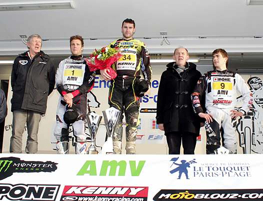 <b>Podium du Quaduro : Matthieu Ternynck - Yamaha, Romain Couprie - Yamaha et Keveen Rochereau (Honda, entourés par Bernard Baudoux - Président d’ETO et Daniel Fasquelle - Maire du Touquet Paris-Plage et Député du Pas-de-Calais (photo Le Touquet-Paris-Plage)</b>