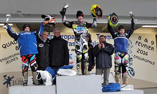 <b>Podium de l’Enduropale Kids : Tom Vialle - Yamaha), Denis Caloin - Chargé des Sports à la Mairie du Touquet Paris-Plage, Didier Hiel  - Vice-Président du Conseil Général du Pas-de-Calais,  Alexis Collignon – Honda, Bernard Baudoux - Président d’ETO, Jacques Bolle – Président de la FFM et Jimmy Cossus - Yamaha (photo Sébastien Guillaume)</b>