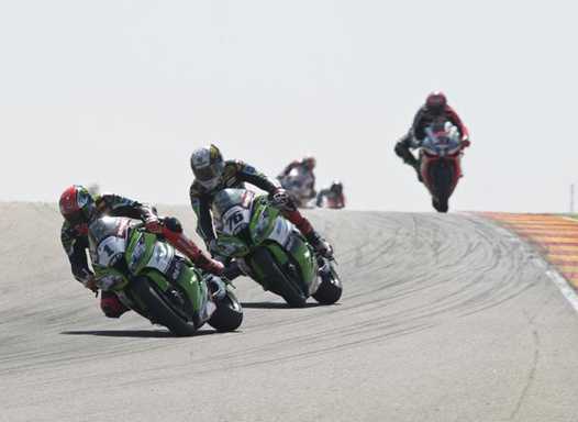 <b>Tom Sykes - Kawasaki et Loris Baz - Kawasaki (photo KRT)</b>
