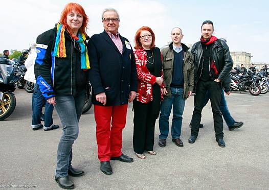 <b>De gauche à droite, France Wolf pour la Fédération Française des Motards en Colère, Daniel Quero pour 40 millions d'automobilistes, Christine Bayard pour la Ligue de Défense des Conducteurs, Pierre Bonneville pour la Fédération Française de Motocyclisme, Eric Thiollier pour la Fédération Française des Motards en Colère. (photo G.Mathieu/Moto Magazine)</b>