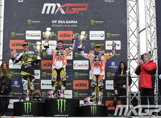 <b>Podium MX2/1e manche : Arnaud Tonus - Kawasaki, Jeffrey Herlings - KTM et Jordi Tixier - KTM (photo mxgp.com)</b>