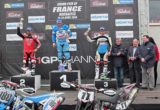 <b>Podium ES2 : Fabrizio Bartolini - Honda, Devon Vermeulen - TM, Asseri Kindelin - Aprilia, Gilbert Gontier - Vice-Président de la Commission de Motocross FFM, Jean-Pierre Cot - Premier adjoint au Maire de Rivesaltes et Jacques Bolle - Président de la FFM, (photo Luc Guillaume)</b>