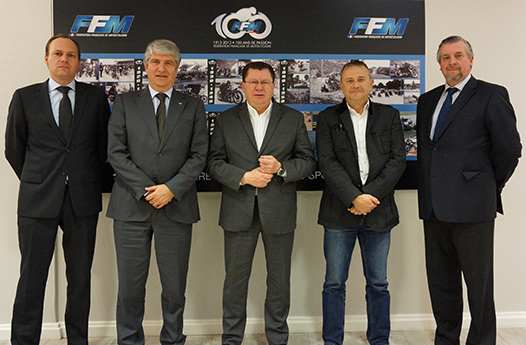 De gauche à droite : Sébastien Poirier, Directeur Général de la FFM, Jorge Viegas, Premier Vice-Président de la FIM, Jacques Bolle, Président de la FFM, Etienne Lavigne, Directeur du Dakar chez ASO et Ignacio Verneda, Directeur Exécutif Sport de la FIM. (photo FFM)
