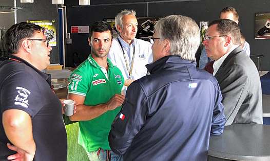 <b>Mike di Méglio dans la loge FFM avec son manager Eric Garcia, en discussion avec Jacques Bolle, Président de la FFM, Jean-Marc Desnues, Vice-Président de la FFM et Philippe Thiebaut, Directeur Technique National FFM (photo Luc Guillaume)</b>