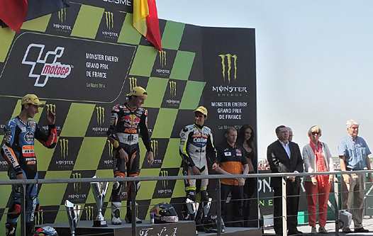 <b>Podium Moto3 : Isaac Vinales - KTM, Jack Miller - KTM, Alex Rns - Honda, Aki Ajo - Manager Red Bull KTM Ajo, Jacques Bolle - Président de la FFM, Véronique Rivron - Vice-Présidente du Conseil Général de la Sarthe et Jean-Marie Geveau - Président du Conseil Général de la Sarthe (photo Luc Guillaume)</b>