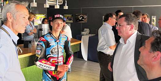 <b>Fabio Quartararo - Honda vainqueur de la manche du Mans Championnat d'Europe Moto3 CEV, dans la loge FFM en discussion avec Jacques Bolle, Président de la FFM, Philippe Thiebaut, Directeur Technique National FFM et Alain Bronec - Responsable de la Filière Vitesse FFM (photo Luc Guillaume)</b>