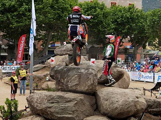 <b>Superbe Zone en plein Centre Ville empruntée ici par Toni Bou - Montesa (photo Luc Guillaume)</b>