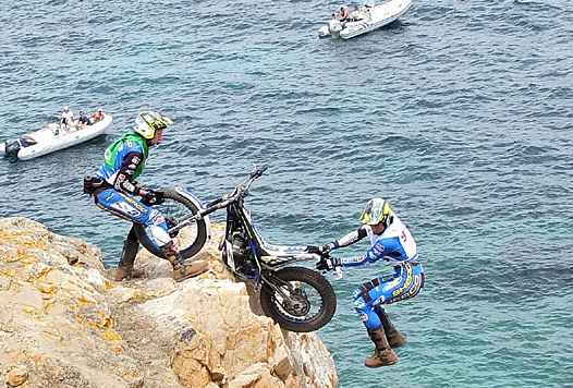 <b>Alexandre Ferrer - Sherco en difficulté sur une zone particulièrement spectaculaire (photo Luc Guillaume)</b>