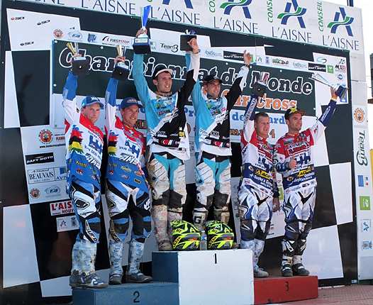 <b>Podium 1e manche : Ben Adriaenssen-Ben Van Den Bogaart - WSP HVA, Valentin Giraud-Nicolas Musset - WHT KTM et Jan Hendrickx-Elvijs Mucenieks - WSP AMS (photo Luc Guillaume)</b>