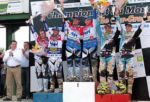 <b>Podium overall : Jacques Bolle - Président de la FFM, Jan Hendrickx-Elvijs Mucenieks - WSP AMS, Ben Adriaenssen-Ben Van Den Bogaart - WSP HVA et les Français Valentin Giraud-Nicolas Musset - WHT KTM (photo Luc Guillaume)</b>