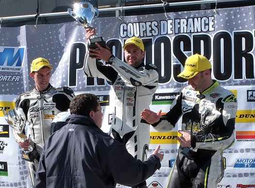 <b>Podium 2 Promo 1000 : Aymeric Castella Pressburger - Kawasaki, Romain Maitre - Suzuki et Cyril De Laville Monbazon - Kawasaki félicité par Jacques Bolle - Président de la FFM (photo Luc Guillaume)</b>
