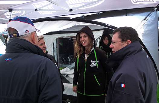 <b>Livia Lancelot - Kawasaki en discussion avec Jacques Bolle - Président de la FFM et Alain Lepetit - Commission Motocross FFM (photo Luc Guillaume)</b>