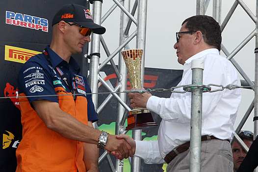 <b>Jacques Bolle - Président de la FFM remet la Coupe du Constructeur à Stefen Everts - Manager KTM (photo Pascal Haudiquert/Mediacross)</b>