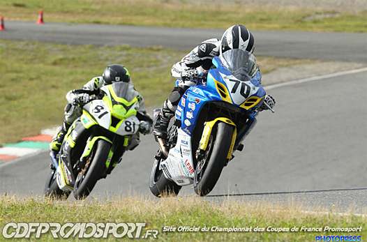 <b>Promo 1000 : Romain Maitre - Suzuki devant Cyril De Laville Monbazon - Kawasaki (photo Gérard Delio/Photopress)</b>