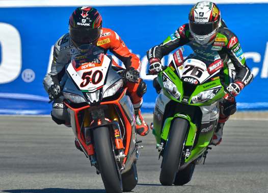 <b>Sylvain Guintoli - Aprilia et Loris Baz - Kawasaki (photo WSBK.com)</b>
