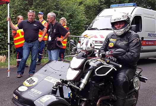 <b>Départ de la spéciale du Limon sous le regard du Président de la Ligue Midi-Pyrénées Gilbert Gontier (photo Luc Guillaume)</b>