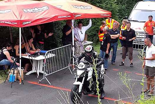 <b>Le départ d'une spéciale est toujours un moment de forte tension pour le pilote (photo Luc Guillaume)</b>