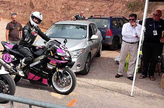 <b>Sonia Barbot (Suzuki) sera titrée le soir même Championne de France des Rallyes Routiers 2014, ici au départ de la spéciale du Mouret, en présence du Président de la FFM Jacques Bolle et de Gilles Planchon-Tourly, Président de la Commission des Rallyes Routiers (photo Luc Guillaume)</b>