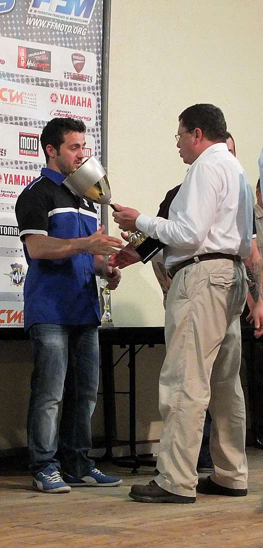 <b>Julien Toniutti (Yamaha), ici récompensé par le Président de la FFM Jacques Bolle, est de nouveau Champion de France des Rallyes Routiers 2014 et va bientôt s'essayer au ManxTT sur l'Ile de Man et tenter de remporter le Moto tour (photo Luc Guillaume)</b>