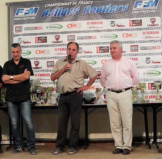 <b>Remise des Prix du Rallye du Dourdou et du Championnat de France 2014. Merci aux élus locaux, ici le maire de Villecomtal Monsieur Jean-François Pradalier et Monsieur Jean-Claude Anglars - Vice-Président du Conseil Général, de faciliter au Président du club, Gilles Hallier (à gauche) l'organisation de cette belle épreuve qui devient d'année en année une référence pour les Rallyes Routiers (photo Luc Guillaume)</b>