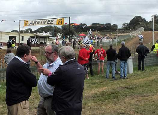 <b>Jacques Bolle - Président de la FFM en discussion avec Guy Abadie et Gilbert Gontier de la Commission Motocross (photo Luc Guillaume)</b>