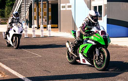 <b>Retour au paddock, après leur session, pour ces deux pratiquantes</b>