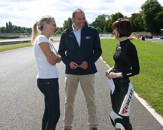 <b>Emma Clair et Sébastien Poirier discutent avec une des pilotes</b>