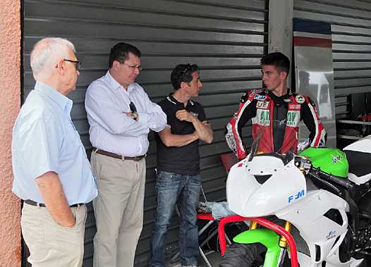 <b>Patrick Coutant - Président de la CNV, Jacques Bolle - Président de la FFM, Alain Bronec - Responsable de la Filière Vitesse FFM et le pilote Corentin Perolari, l'un de nos 4 représentants en Rookies Cup (photo Luc Guillaume)</b>