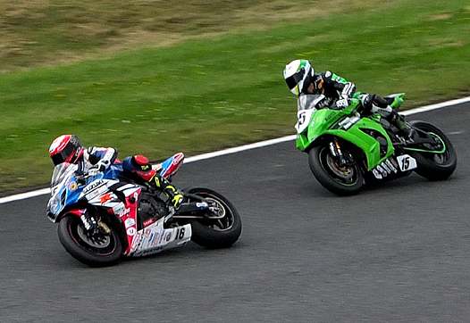 <b>Belle bagarre pour la victoire en Superbike, dimanche, entre Greg Black (16) et Nicolas Salchaud (15). Ils finiront dans cet ordre suivis de Sébastien Gimbert (Luc Guillaume)</b>